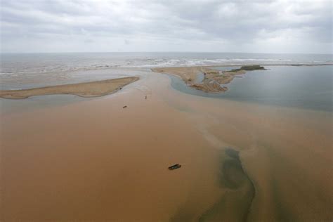 cleaning mud Brazil|Cleaning up the mud spilled by the Samarco dam.